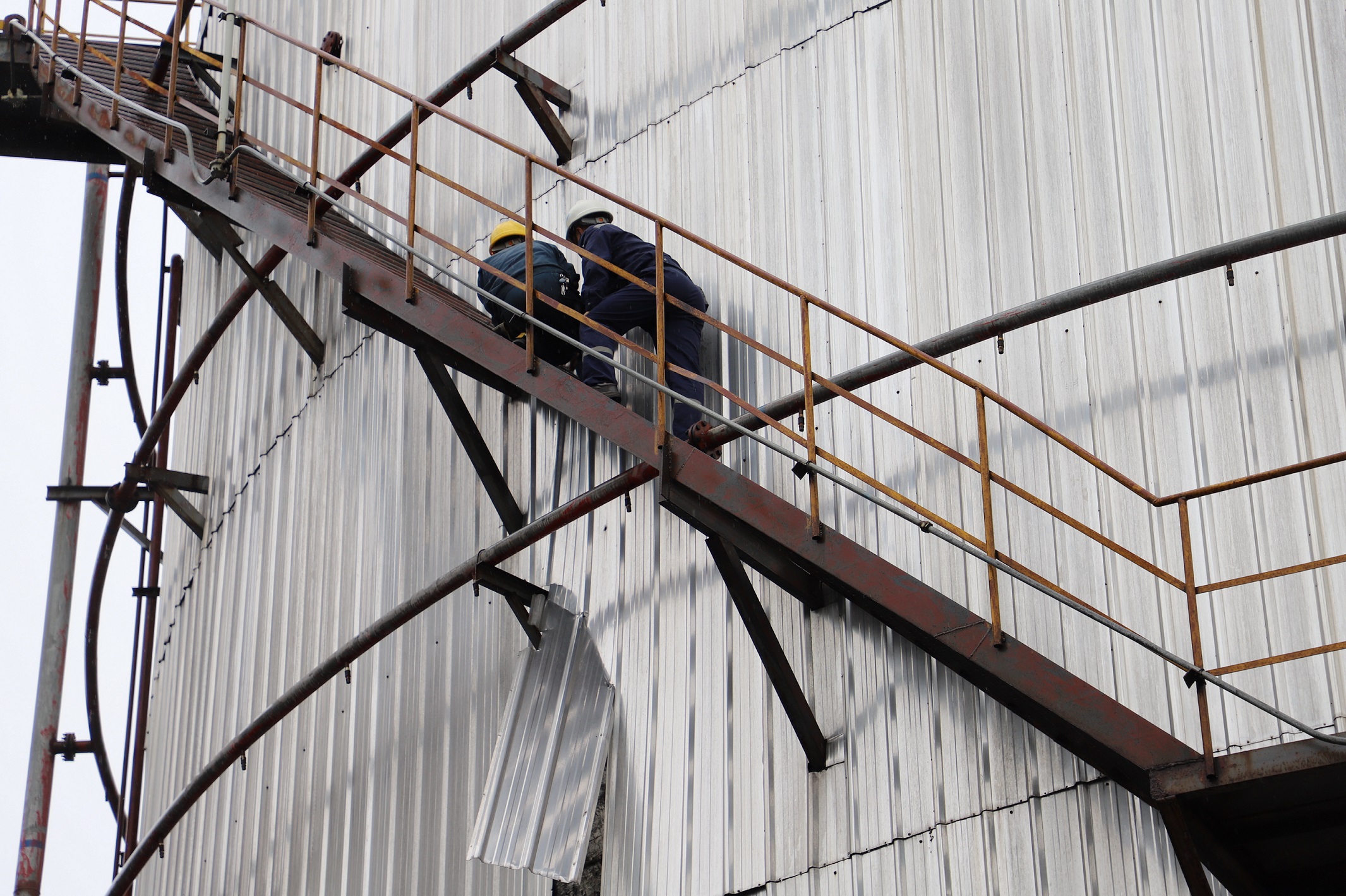 台风天抢修5千立煤焦油储罐保温皮的破损处